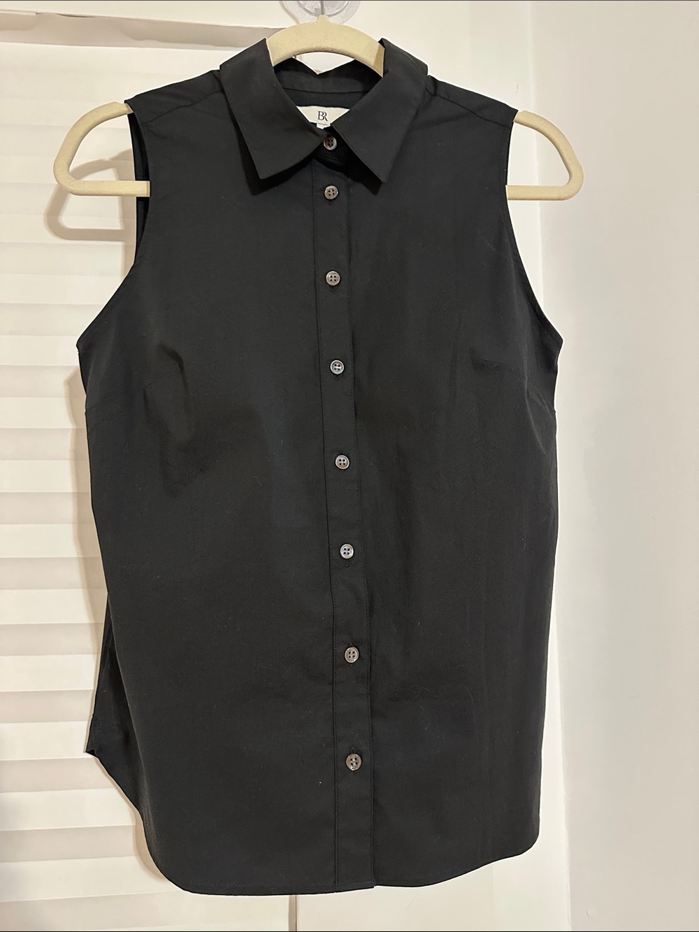 Banana Republic…Sleeveless Black Button-Front Shirt size 6